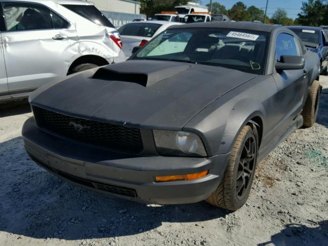 1ZVFT80N055171589 - 2005 FORD MUSTANG CHARCOAL photo 2