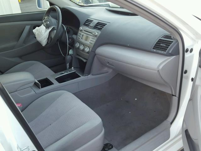 JTNBK3EK2B3051804 - 2011 TOYOTA CAMRY SE WHITE photo 5