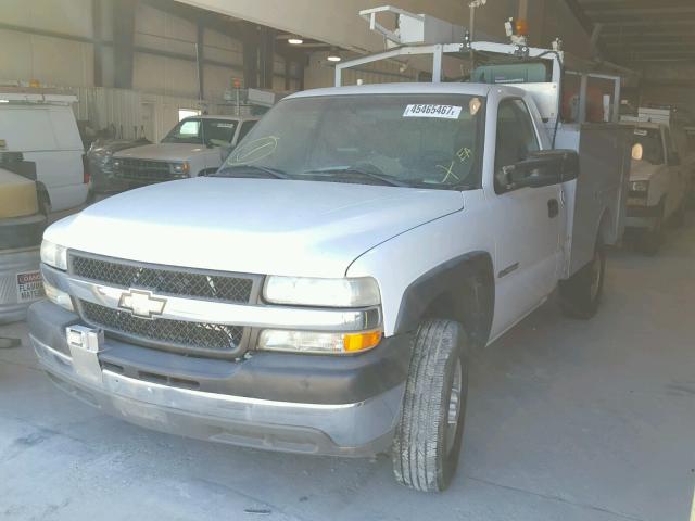 1GBHC24U22Z203512 - 2002 CHEVROLET SILVERADO WHITE photo 2