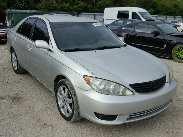 JTDBE30K263038088 - 2006 TOYOTA CAMRY SILVER photo 1