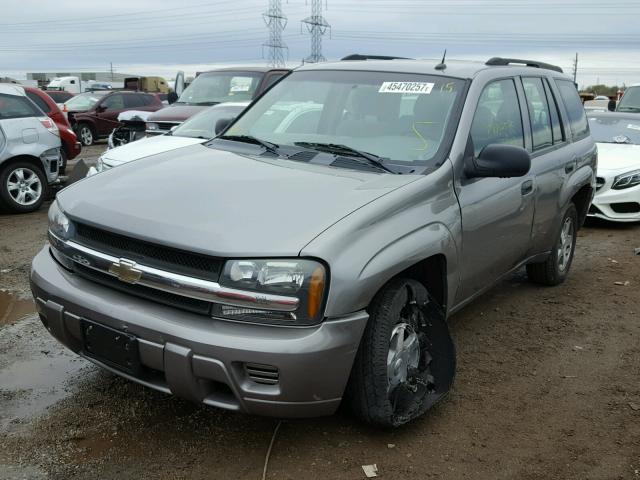 1GNDT13S252300413 - 2005 CHEVROLET TRAILBLAZE GRAY photo 2