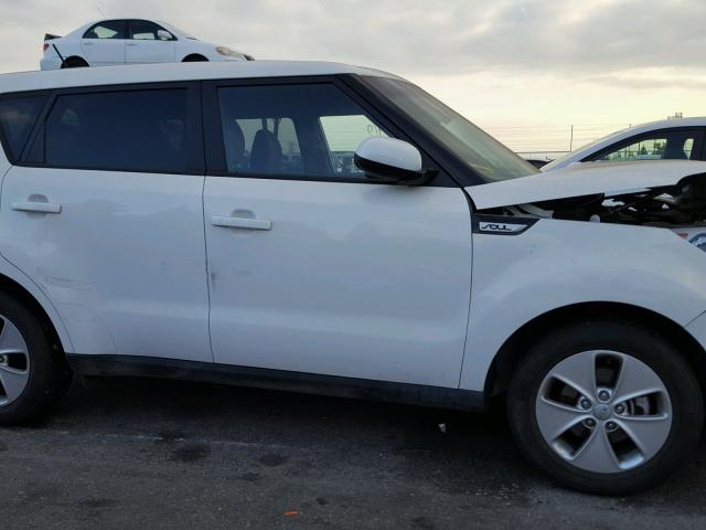 KNDJN2A23F7231492 - 2015 KIA SOUL WHITE photo 9