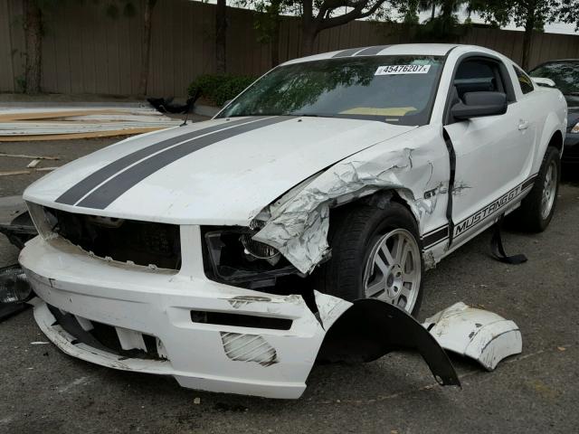 1ZVFT82H355113774 - 2005 FORD MUSTANG GT WHITE photo 2