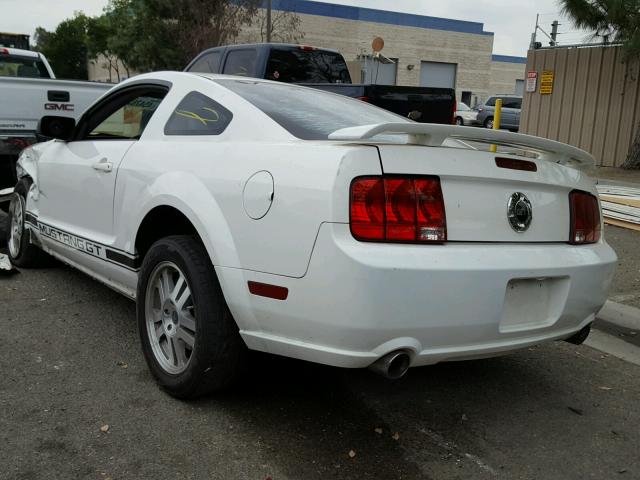 1ZVFT82H355113774 - 2005 FORD MUSTANG GT WHITE photo 3
