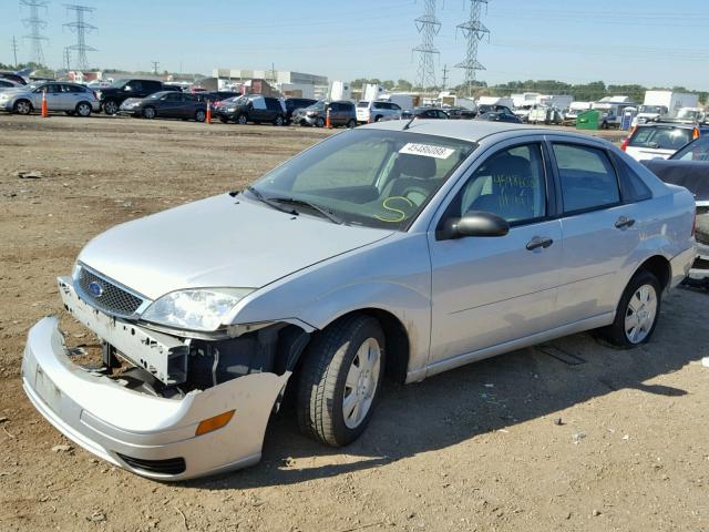 1FAFP34NX7W231045 - 2007 FORD FOCUS ZX4 SILVER photo 2