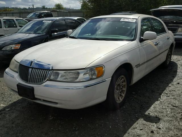 1LNFM83W9WY717418 - 1998 LINCOLN TOWN CAR C WHITE photo 2