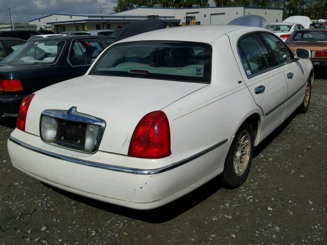 1LNFM83W9WY717418 - 1998 LINCOLN TOWN CAR C WHITE photo 4