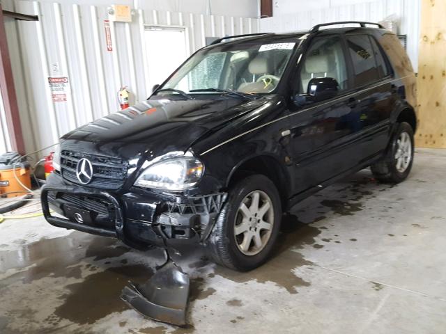 4JGAB72E4YA168273 - 2000 MERCEDES-BENZ ML 430 Schwarz Foto 2