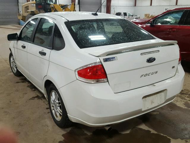 1FAHP3FN0AW130433 - 2010 FORD FOCUS WHITE photo 3