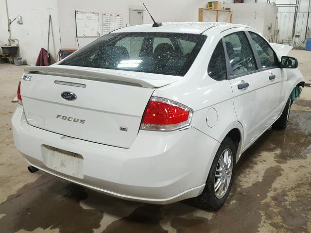 1FAHP3FN0AW130433 - 2010 FORD FOCUS WHITE photo 4