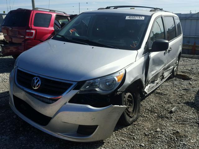 2V8HW44169R559071 - 2009 VOLKSWAGEN ROUTAN S SILVER photo 2