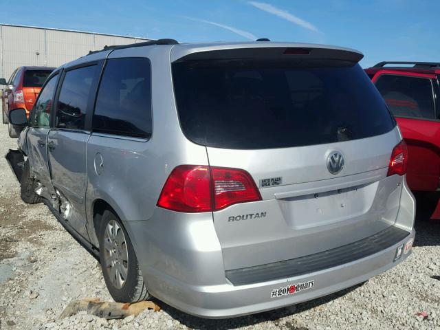 2V8HW44169R559071 - 2009 VOLKSWAGEN ROUTAN S SILVER photo 3