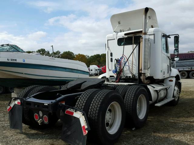 1FUJF0CV36LW30766 - 2006 FREIGHTLINER COLUMBIA WHITE photo 4