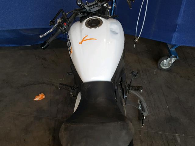 JKAENEA12FDA02312 - 2015 KAWASAKI EN650 A Weiß Foto 5