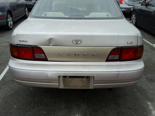 JT2BG12K5T0339083 - 1996 TOYOTA CAMRY DX GOLD photo 9