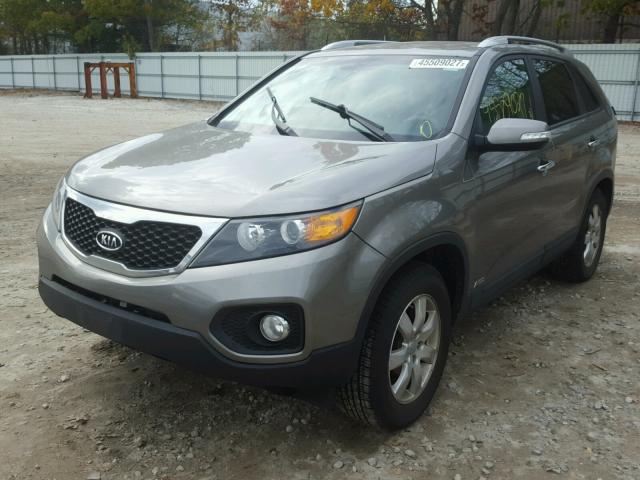 5XYKTDA66DG329943 - 2013 KIA SORENTO LX GRAY photo 2