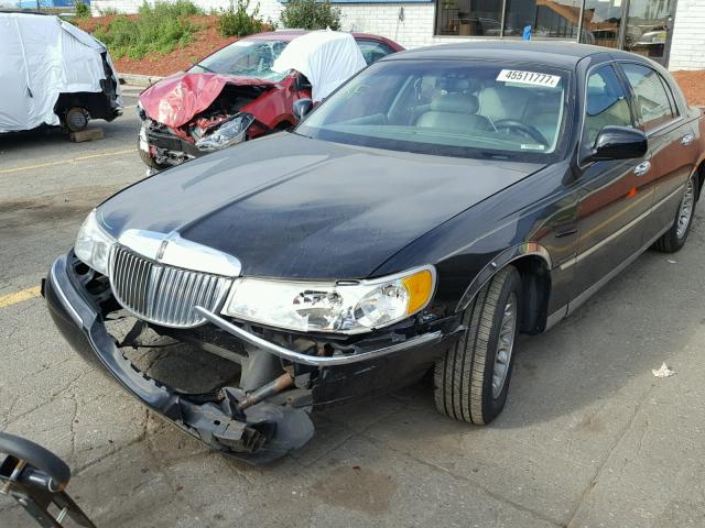 1LNFM83WXWY687748 - 1998 LINCOLN TOWN CAR C BLACK photo 2