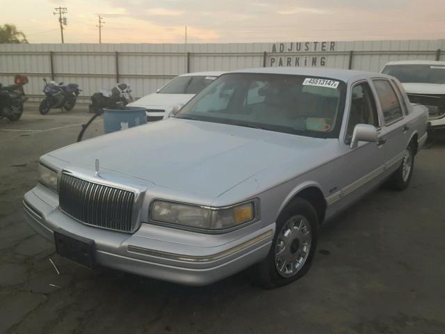 1LNLM82W0VY726415 - 1997 LINCOLN TOWN CAR S SILVER photo 2