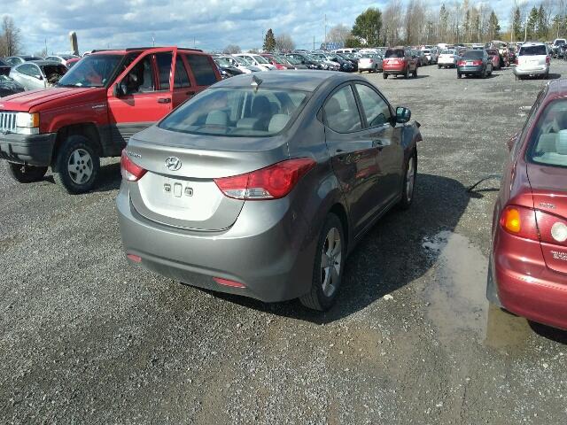 5NPDH4AEXDH225479 - 2013 HYUNDAI ELANTRA GL GRAY photo 4