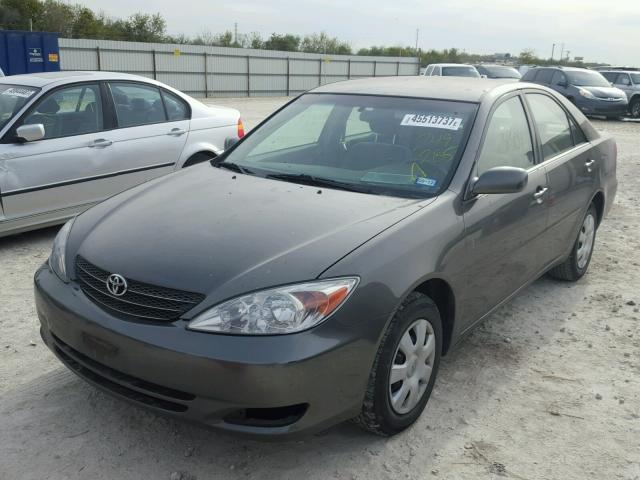 JTDBE32K240249285 - 2004 TOYOTA CAMRY LE GRAY photo 2