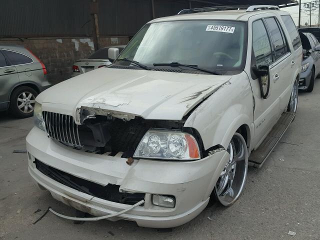 5LMFU27506LJ01275 - 2006 LINCOLN NAVIGATOR WHITE photo 2
