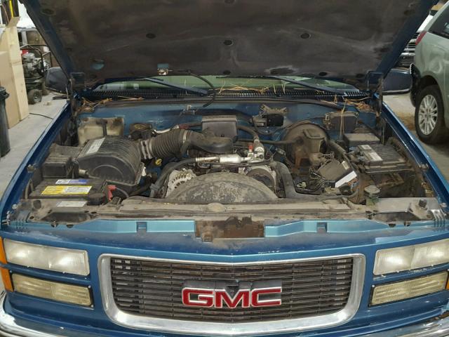 1GTGC24R4WZ541731 - 1998 GMC SIERRA BLUE photo 7