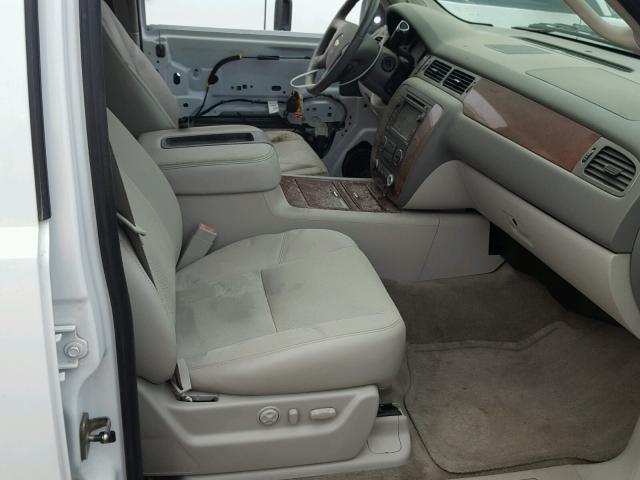 1GNSCKE05BR314477 - 2011 CHEVROLET SUBURBAN C WHITE photo 5