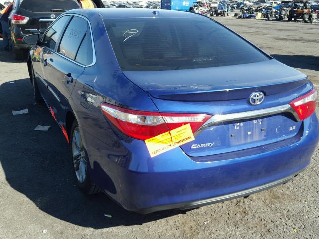 4T1BF1FKXFU964883 - 2015 TOYOTA CAMRY LE 蓝色 照片 3