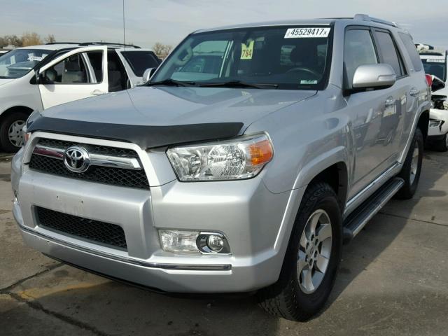 JTEBU5JR4A5013860 - 2010 TOYOTA 4RUNNER SR SILVER photo 2