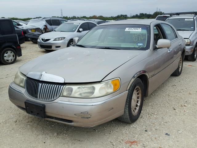 1LNHM81W31Y665076 - 2001 LINCOLN TOWN CAR E TAN photo 2