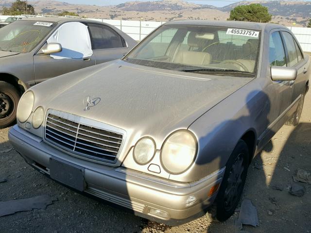 WDBJF82F0WX007113 - 1998 MERCEDES-BENZ E 320 4MAT BEIGE photo 2