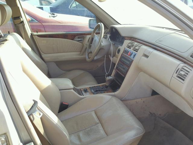 WDBJF82F0WX007113 - 1998 MERCEDES-BENZ E 320 4MAT BEIGE photo 5