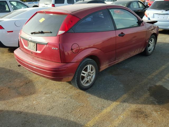 3FAFP31N25R131798 - 2005 FORD FOCUS ZX3 RED photo 4