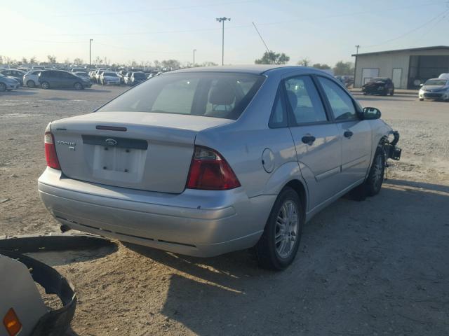 1FAFP34N47W251453 - 2007 FORD FOCUS ZX4 SILVER photo 4