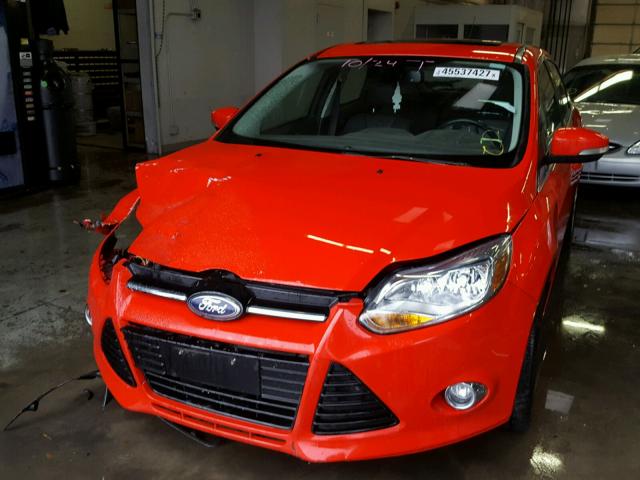 1FAHP3M2XCL338705 - 2012 FORD FOCUS SEL RED photo 2