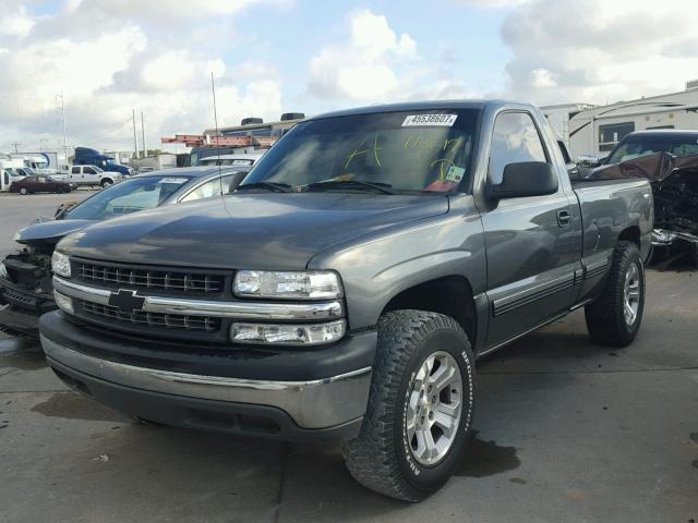 1GCEC14V32Z155097 - 2002 CHEVROLET SILVERADO GRAY photo 2