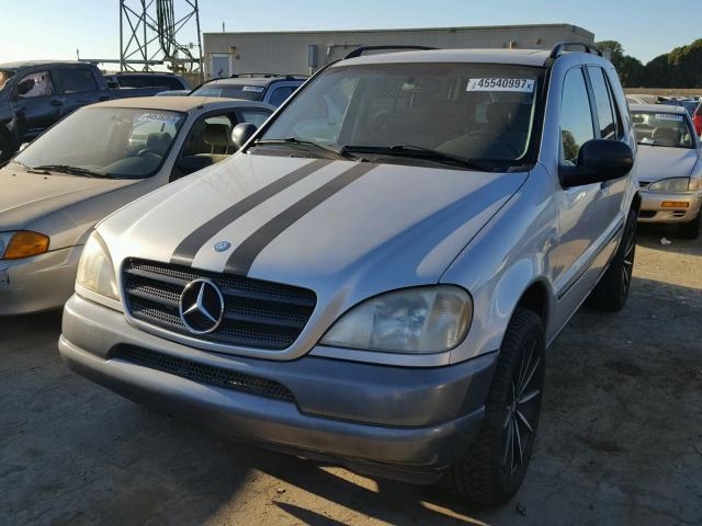 4JGAB54E1XA121461 - 1999 MERCEDES-BENZ ML 320 SILVER photo 2