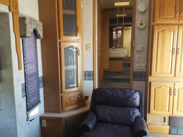 4YDF3292324057805 - 2002 KEYSTONE MONTANA WHITE photo 5