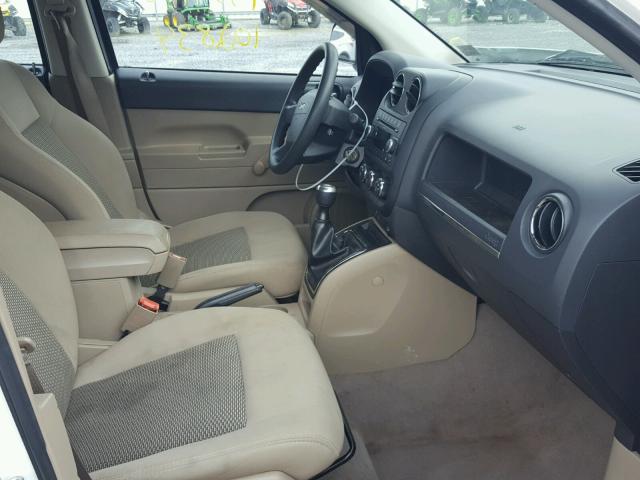 1J4NT4FB7AD580638 - 2010 JEEP COMPASS SP WHITE photo 5