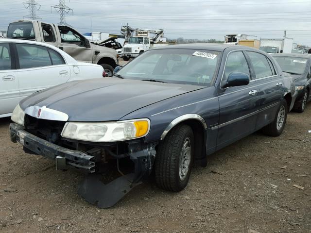 1LNFM82W2WY717195 - 1998 LINCOLN TOWN CAR S BLUE photo 2