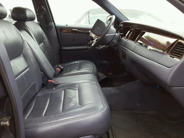 1LNFM82W2WY717195 - 1998 LINCOLN TOWN CAR S BLUE photo 5