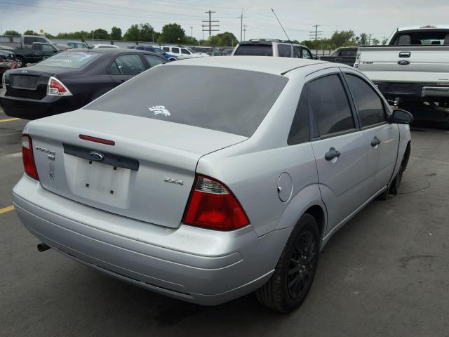 1FAFP34N06W242697 - 2006 FORD FOCUS ZX4 SILVER photo 4