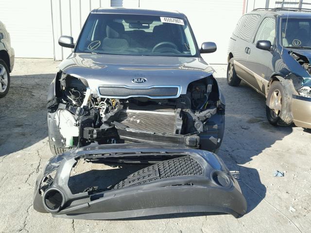 KNDJN2A21G7279591 - 2016 KIA SOUL GRAY photo 9