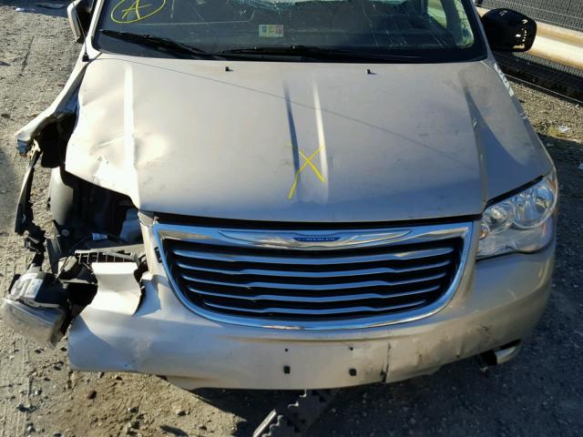 2C4RC1BG0FR739270 - 2015 CHRYSLER TOWN & COU GOLD photo 7