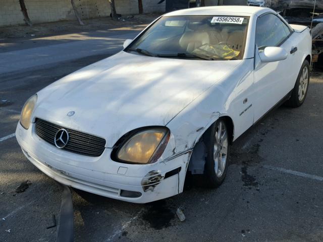 WDBKK47F3XF084289 - 1999 MERCEDES-BENZ SLK 230 KO WHITE photo 2