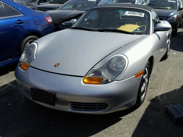 WP0CA298XYU623824 - 2000 PORSCHE BOXSTER SILVER photo 2