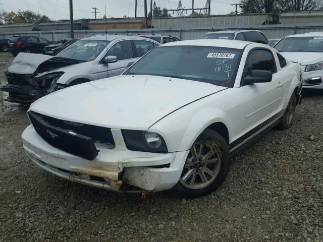 1ZVHT80NX85201209 - 2008 FORD MUSTANG WHITE photo 2