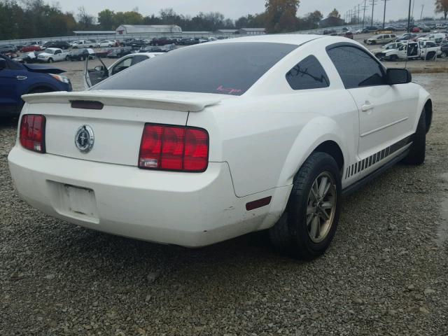 1ZVHT80NX85201209 - 2008 FORD MUSTANG WHITE photo 4