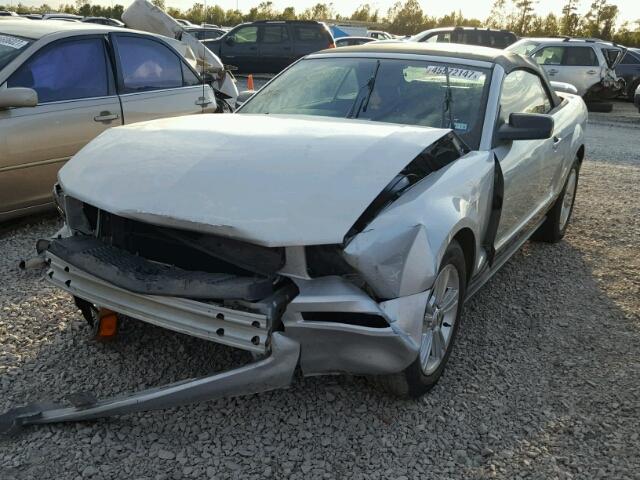 1ZVFT84N655254860 - 2005 FORD MUSTANG WHITE photo 2