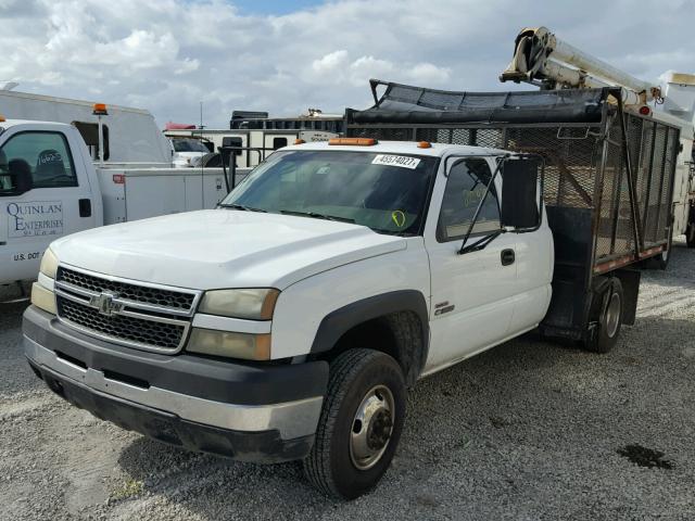 1GBJC39255E124250 - 2005 CHEVROLET SILVERADO WHITE photo 2